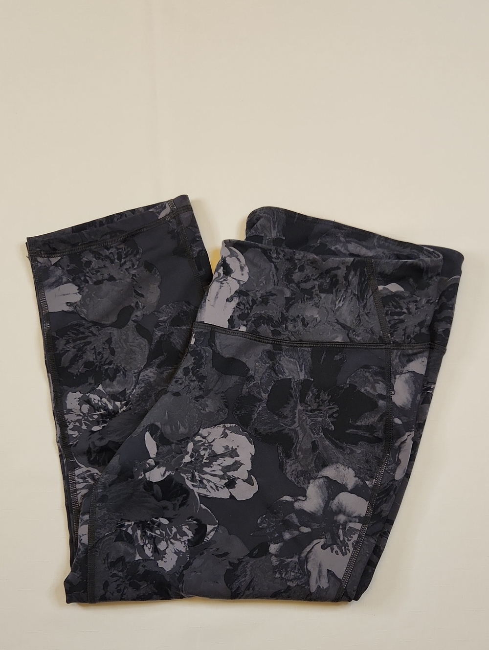 Old Navy Go-Dry Workout Capri Pants XL Gray Floral